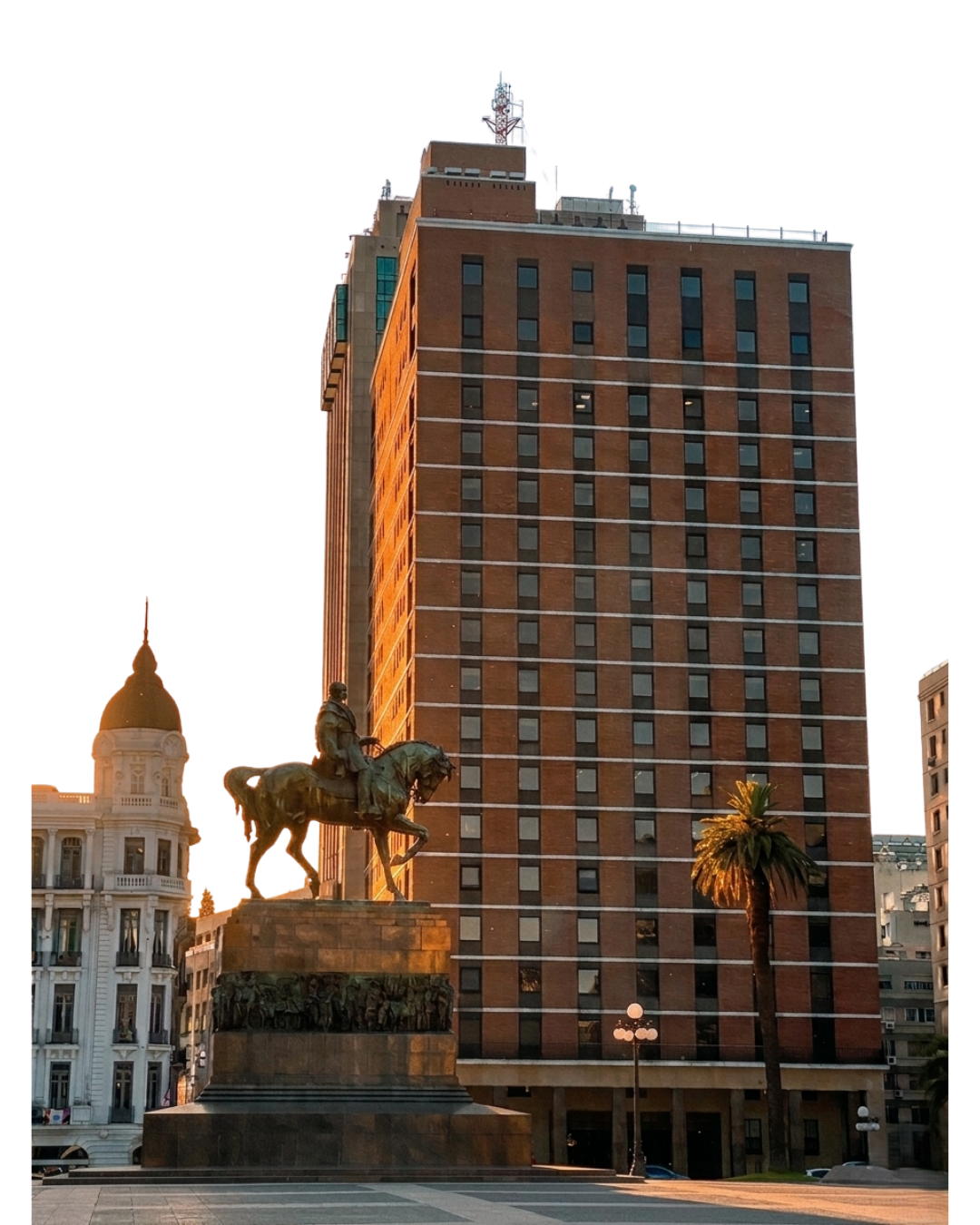 Fachada de Victoria Plaza Office Tower frente a Plaza Independencia