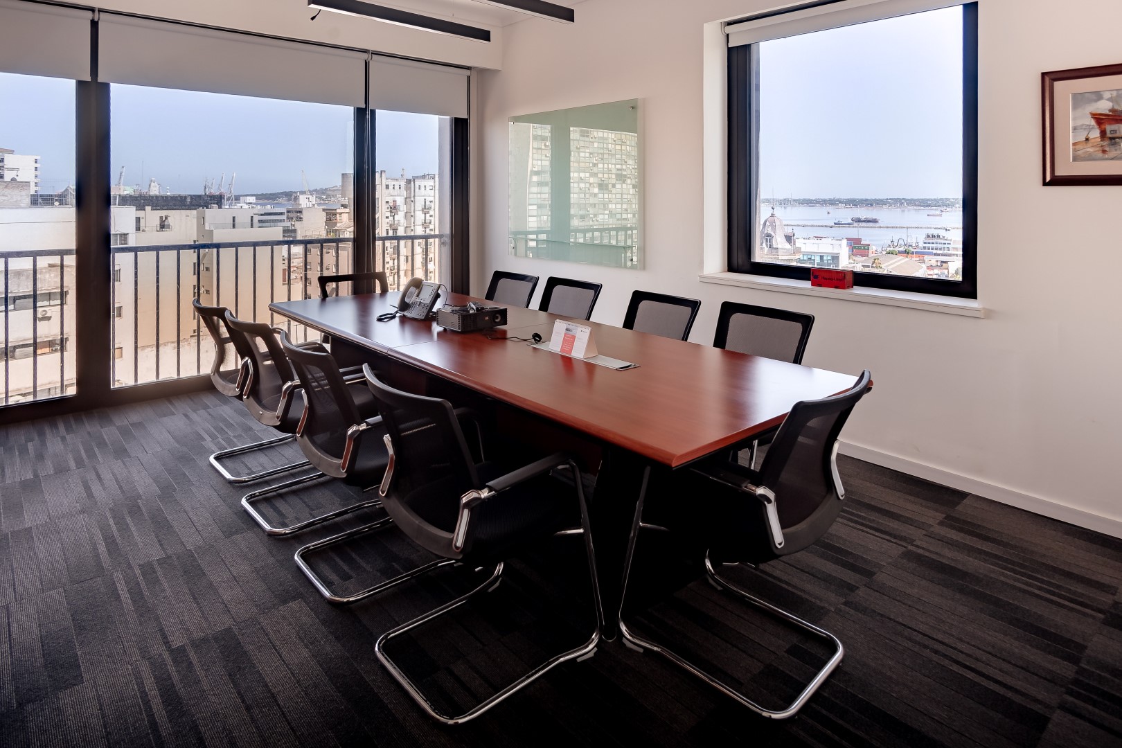 Sala de reuniones preparada para un equipo